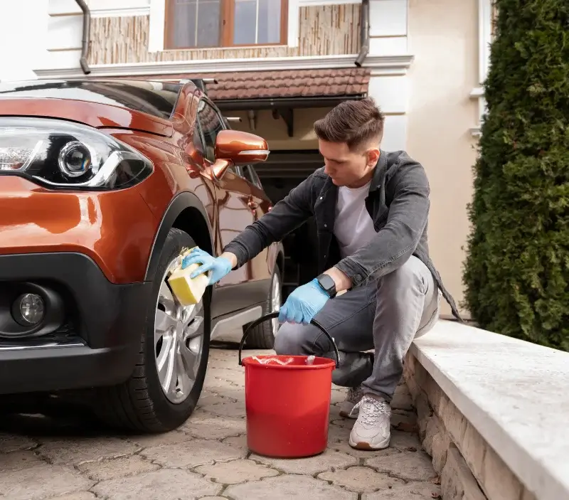 Lavage auto à domicile Archail : professionnel intervenant sur un véhicule